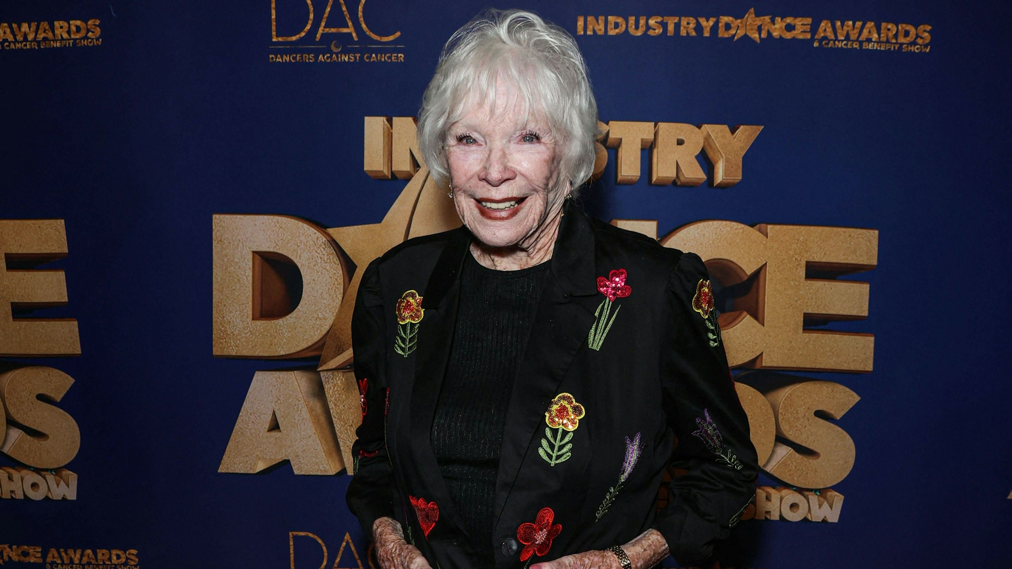 Shirley MacLaine bei einer Filmpremiere.