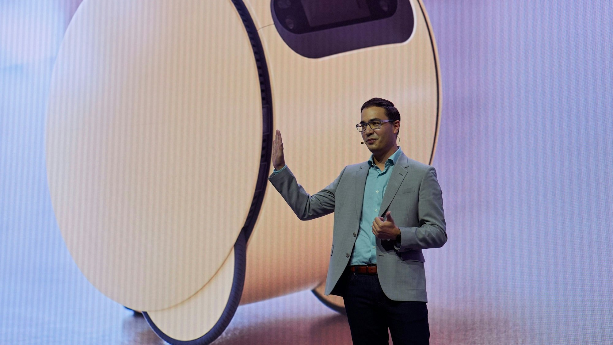 Jonathan Gabrio, Leiter des Connected Experience Center bei Samsung Electronics America, spricht über den Ballie-Roboter. Der kugelförmige Roboter mit Kamera und anderen Sensoren soll in Zukunft Informationen zur Raumtemperatur und Bilder von Sicherheitskameras in smarten Zuhause sammeln.