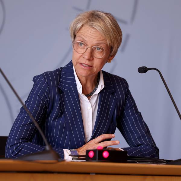 07.06.2023, Nordrhein-Westfalen, Düsseldorf: Dorothee Feller (CDU), Schulministerin von Nordrhein-Westfalen, spricht bei einer Pressekonferenz zum Schulausschuss des Landtags.
