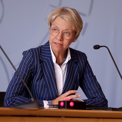 07.06.2023, Nordrhein-Westfalen, Düsseldorf: Dorothee Feller (CDU), Schulministerin von Nordrhein-Westfalen, spricht bei einer Pressekonferenz zum Schulausschuss des Landtags.