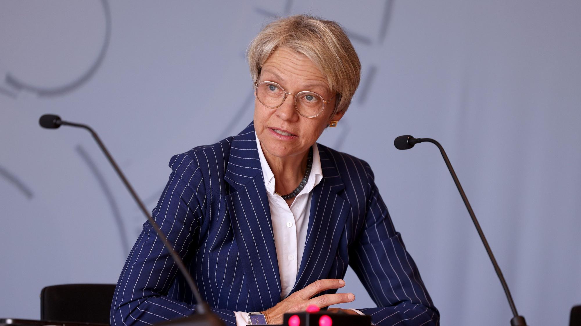 07.06.2023, Nordrhein-Westfalen, Düsseldorf: Dorothee Feller (CDU), Schulministerin von Nordrhein-Westfalen, spricht bei einer Pressekonferenz zum Schulausschuss des Landtags.