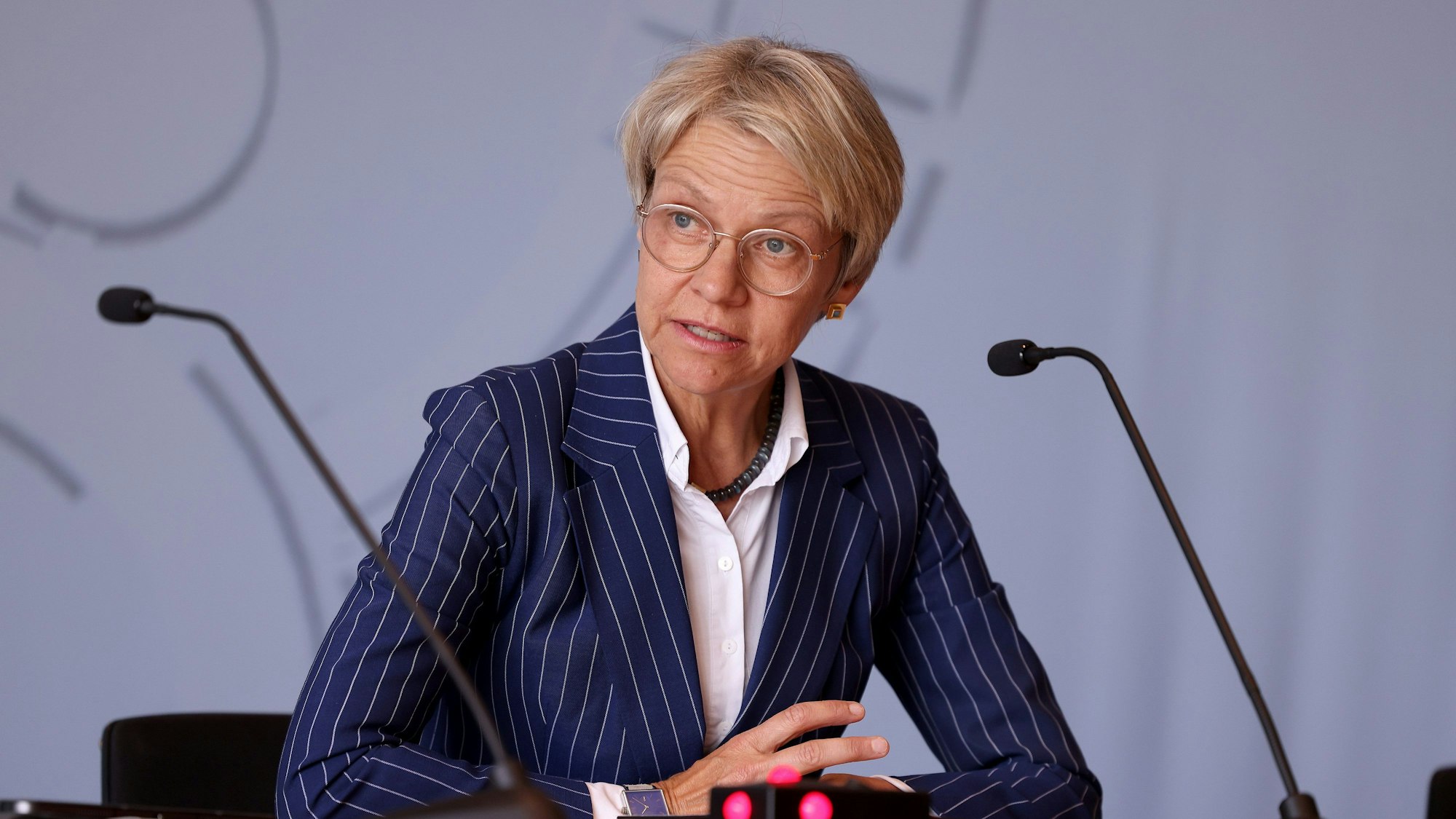 07.06.2023, Nordrhein-Westfalen, Düsseldorf: Dorothee Feller (CDU), Schulministerin von Nordrhein-Westfalen, spricht bei einer Pressekonferenz zum Schulausschuss des Landtags.