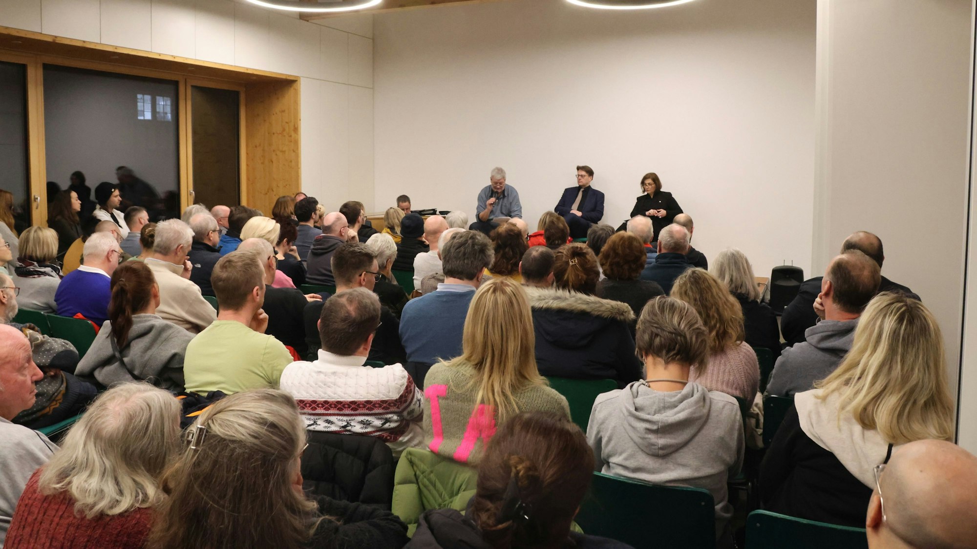 Menschen sitzen zusammen beim Gesprächsforum zur Flüchtlingssituation in Nümbrecht.