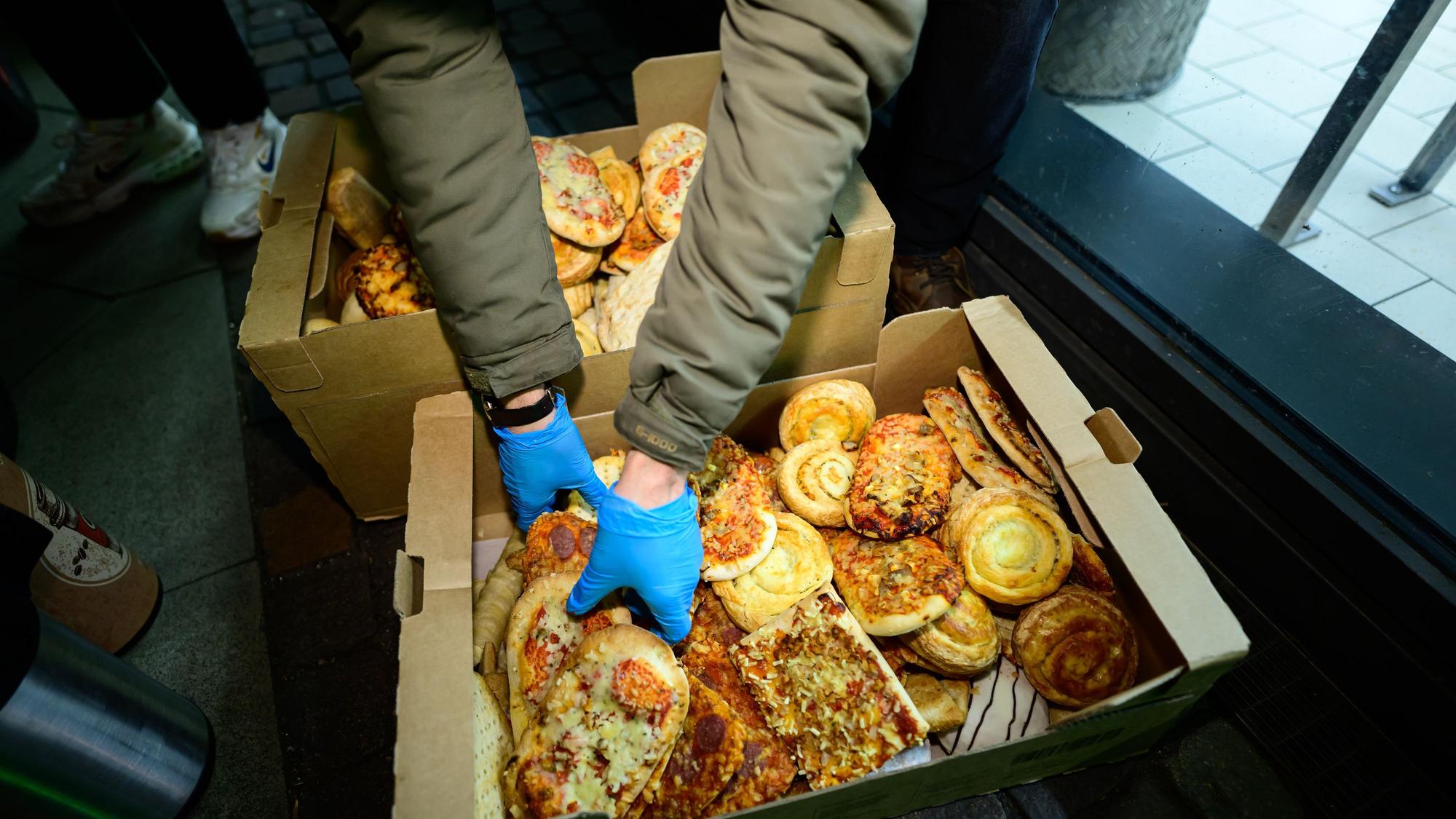 Die Pizzabrote hat Lidl gespendet.