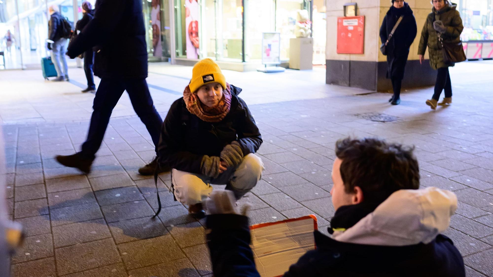 Sozialarbeiterin Friederike Bender im Gespräch mit einem obdachlosen jungen Mann