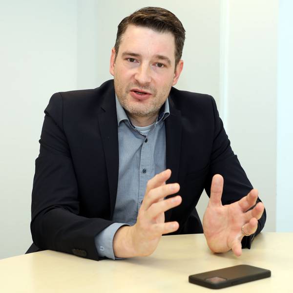 Der Politiker Uwe Pakendorf (CDU) sitzt an eine Tisch und spricht im Interview.
