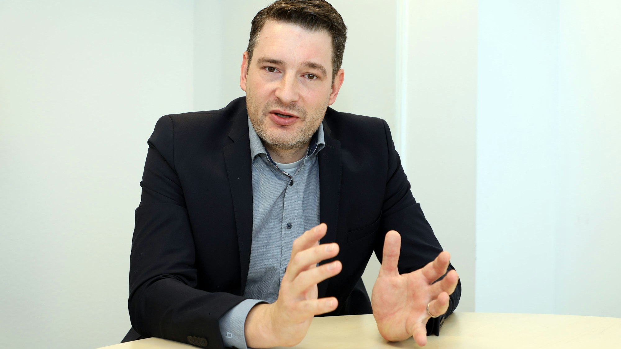 Der Politiker Uwe Pakendorf (CDU) sitzt an eine Tisch und spricht im Interview.