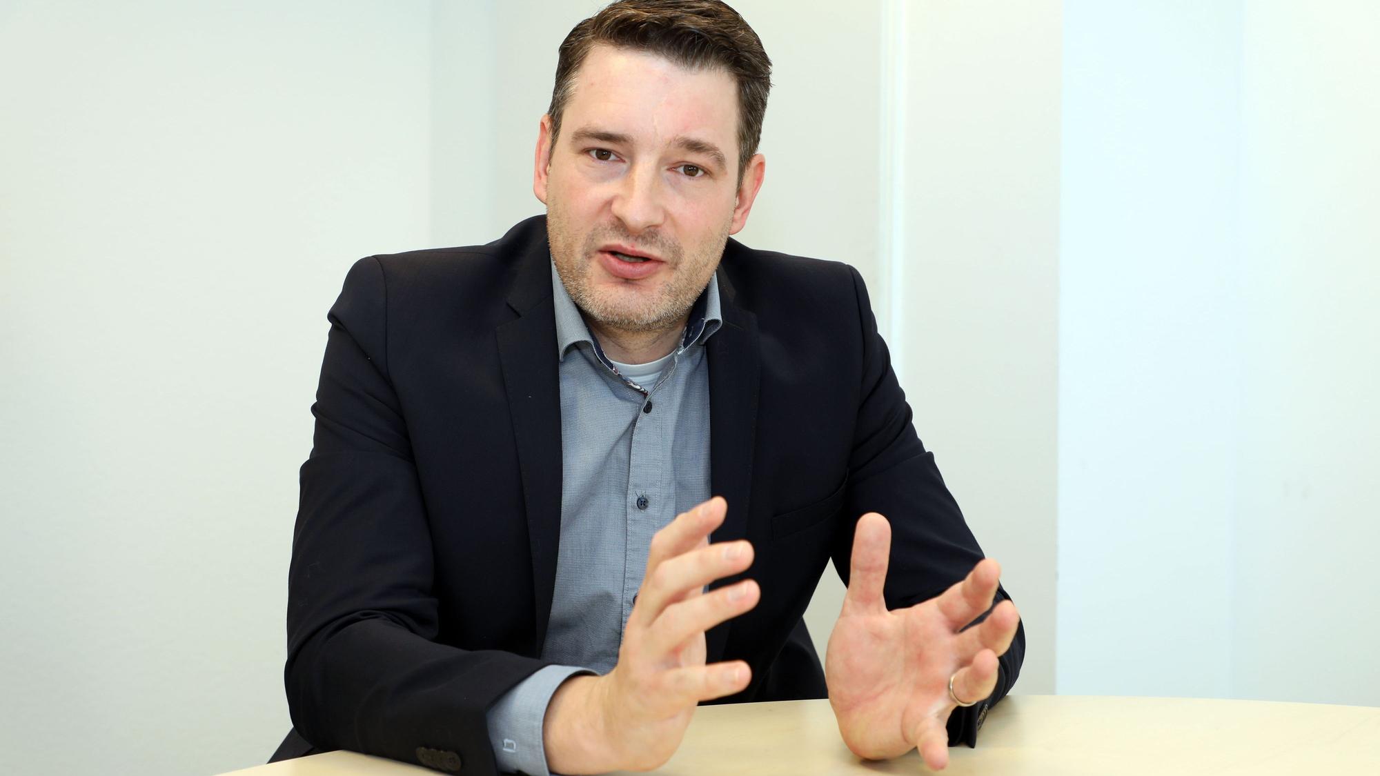 CDU-Kreistagsfraktionschef Uwe Pakendorf sitzt an einem Tisch und spricht.