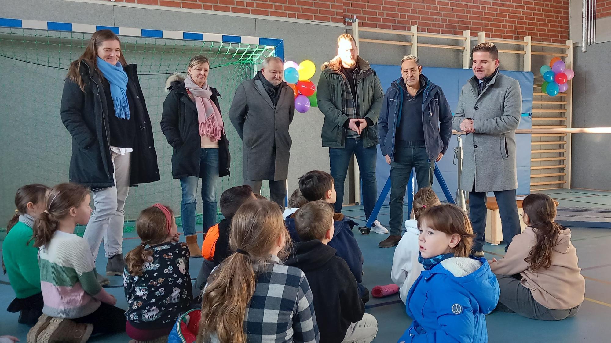 Die Große Halle an der Schützenstraße in Meckenheim ist wieder in Betrieb. V.l. Silke Brämm, Julia Gahl, Martin Leupold, Moritz Bächtel, Gilberto Diaz, Holger Jung