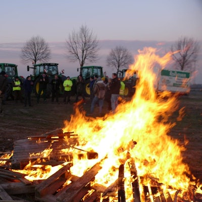 In Niederkassel haben Landwirte bei Einbruch der Dunkelheit ein Mahnfeuer entzündet.