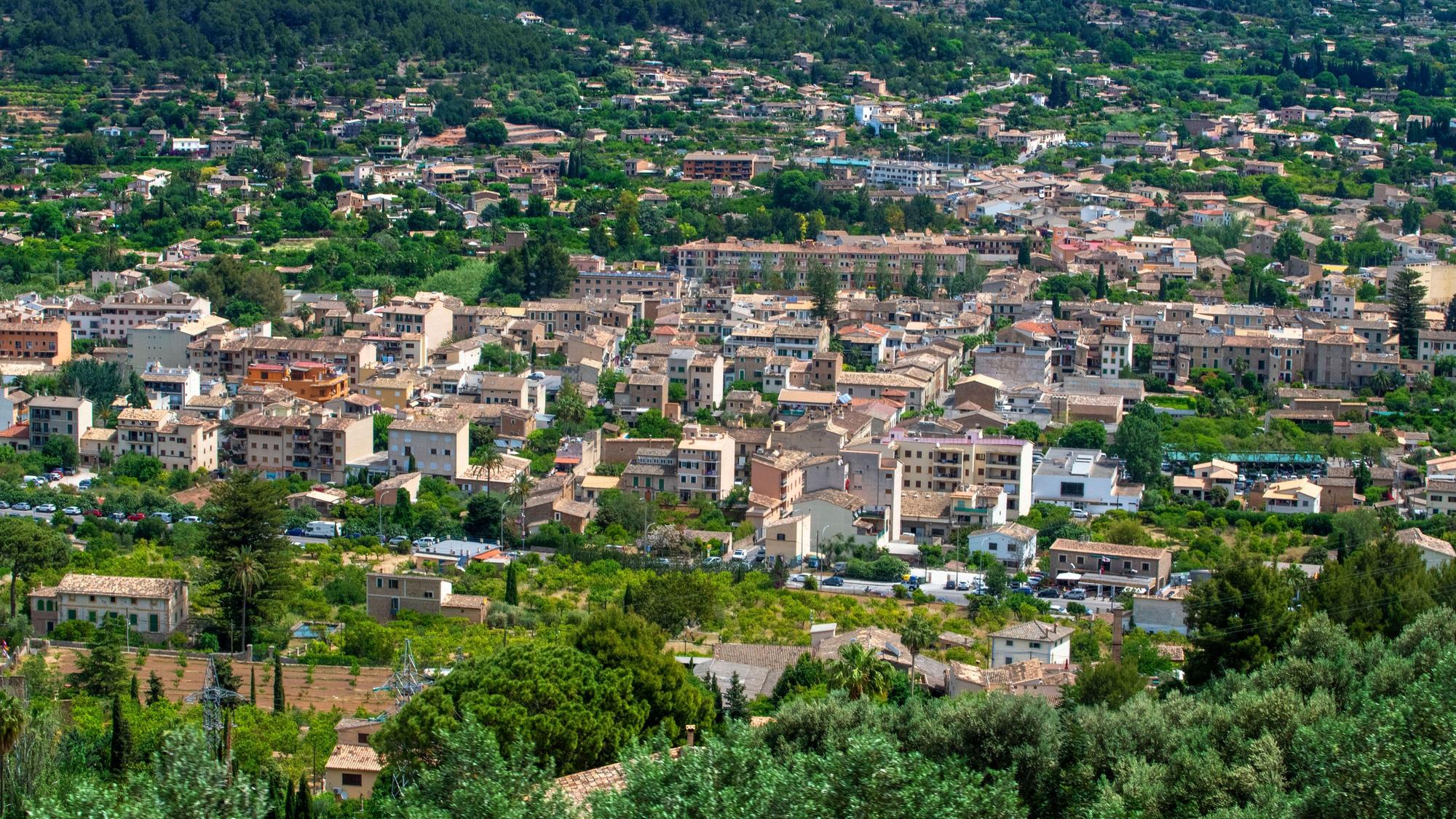 Blick auf Sóller im Nordwesten Mallorca (Symbolbild). Hier hat ein Mann mit einer Armbrust um sich geschossen.