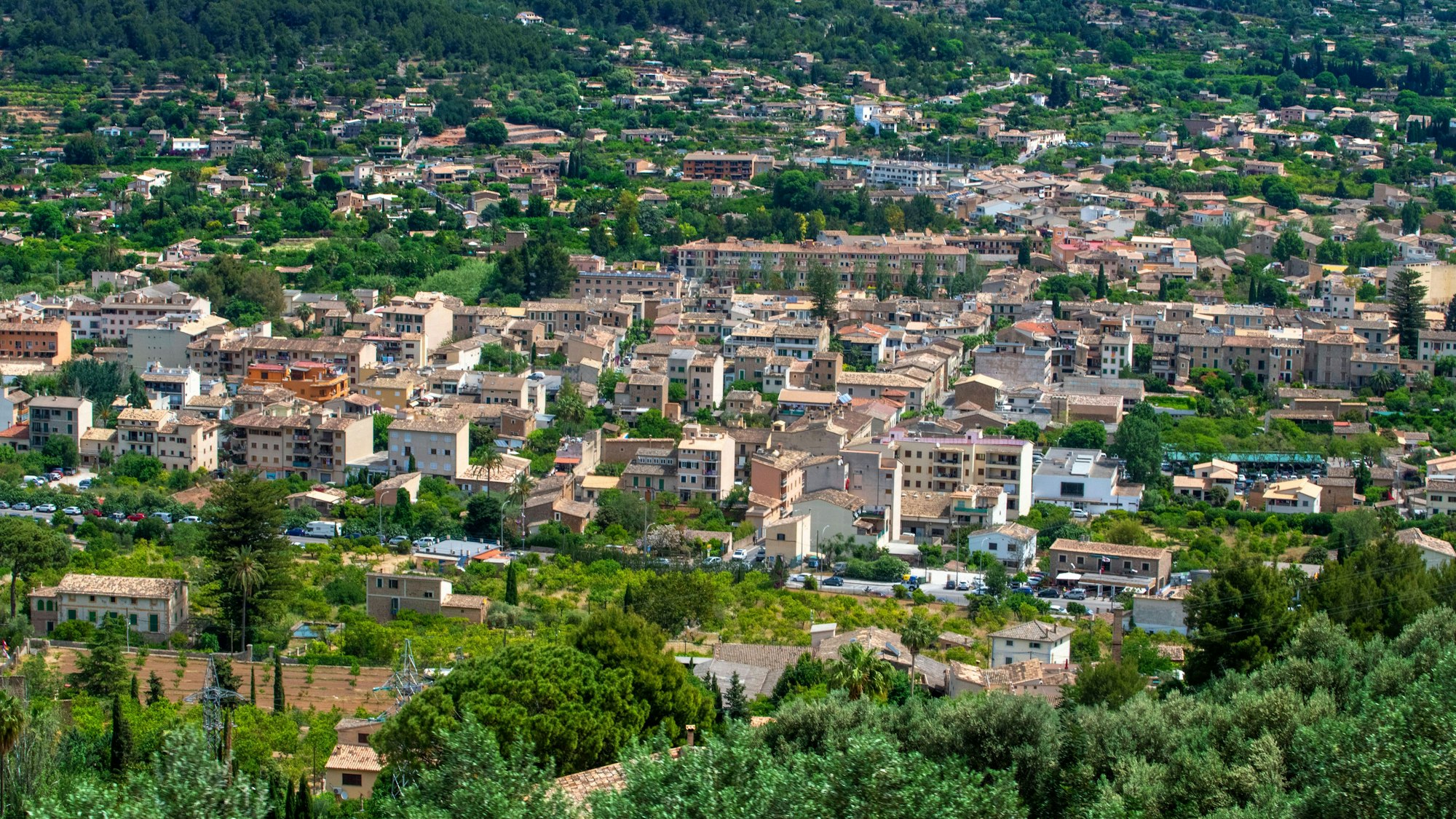 Blick auf Sóller im Nordwesten Mallorca (Symbolbild). Hier hat ein Mann mit einer Armbrust um sich geschossen.