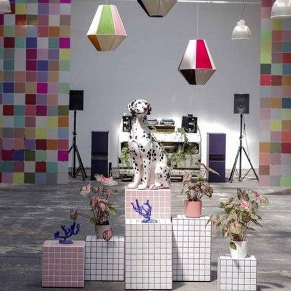 Ein Showroom mit Hundeskulptur.