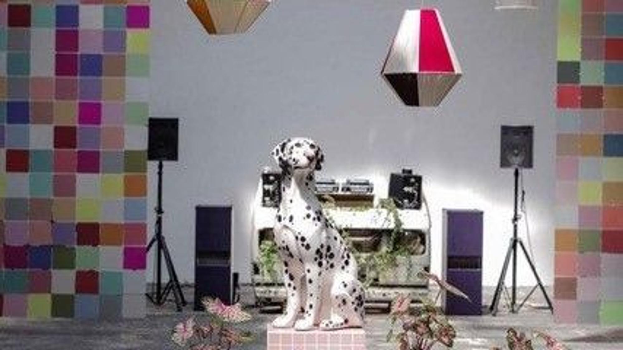 Ein Showroom mit Hundeskulptur.
