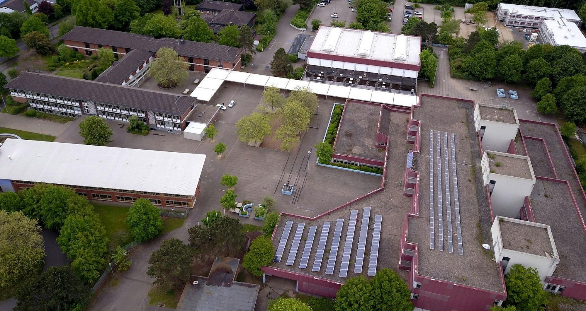 Nicht nur die Dachflächen des Niederkasseler Kopernikus-Gymnasiums bereiten Probleme. Die gesamte Gebäudehülle muss dringend saniert werden.