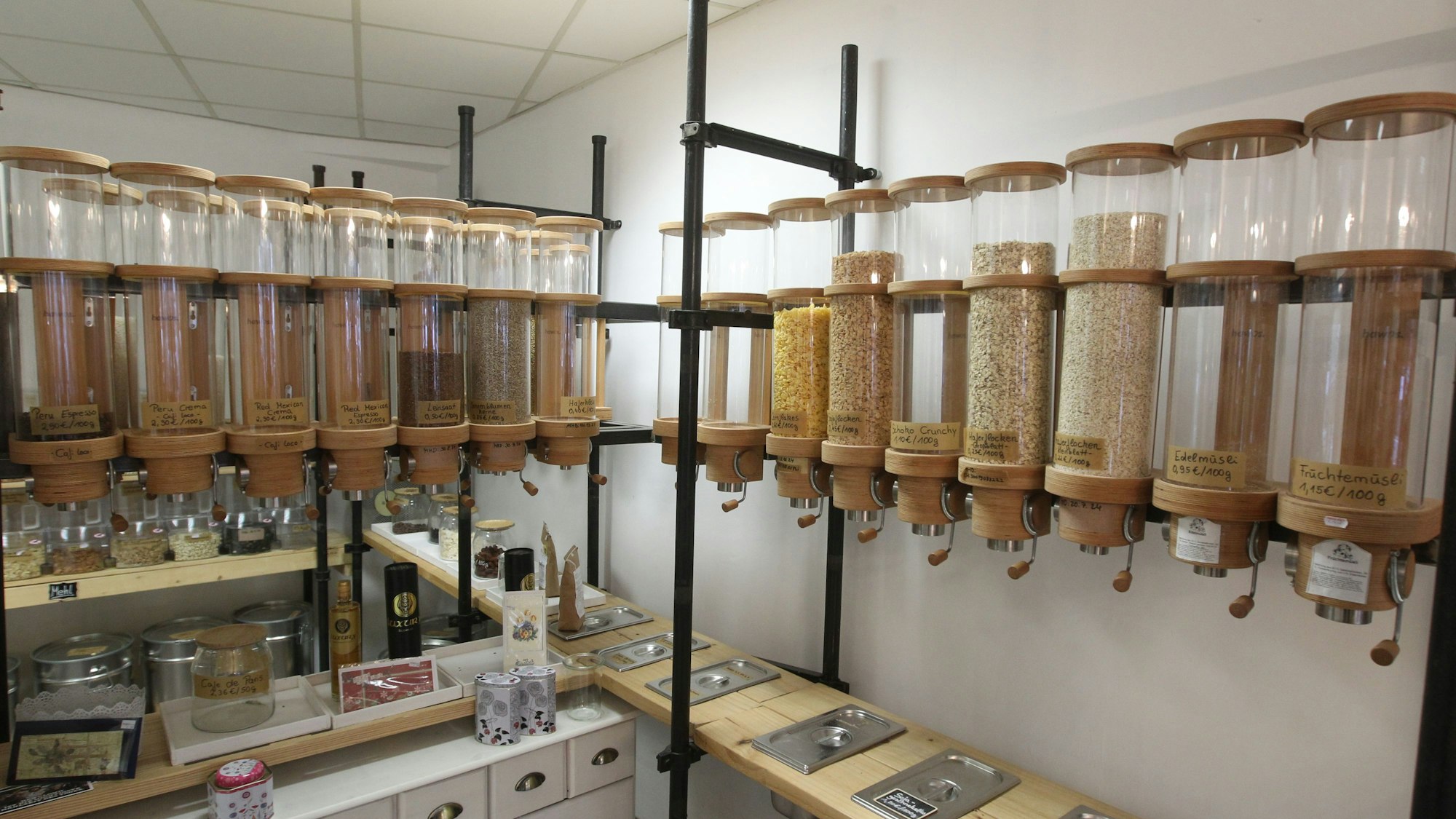 Zum Abpacken bringt man seine eigene Dose mit, es gibt aber auch Tüten.