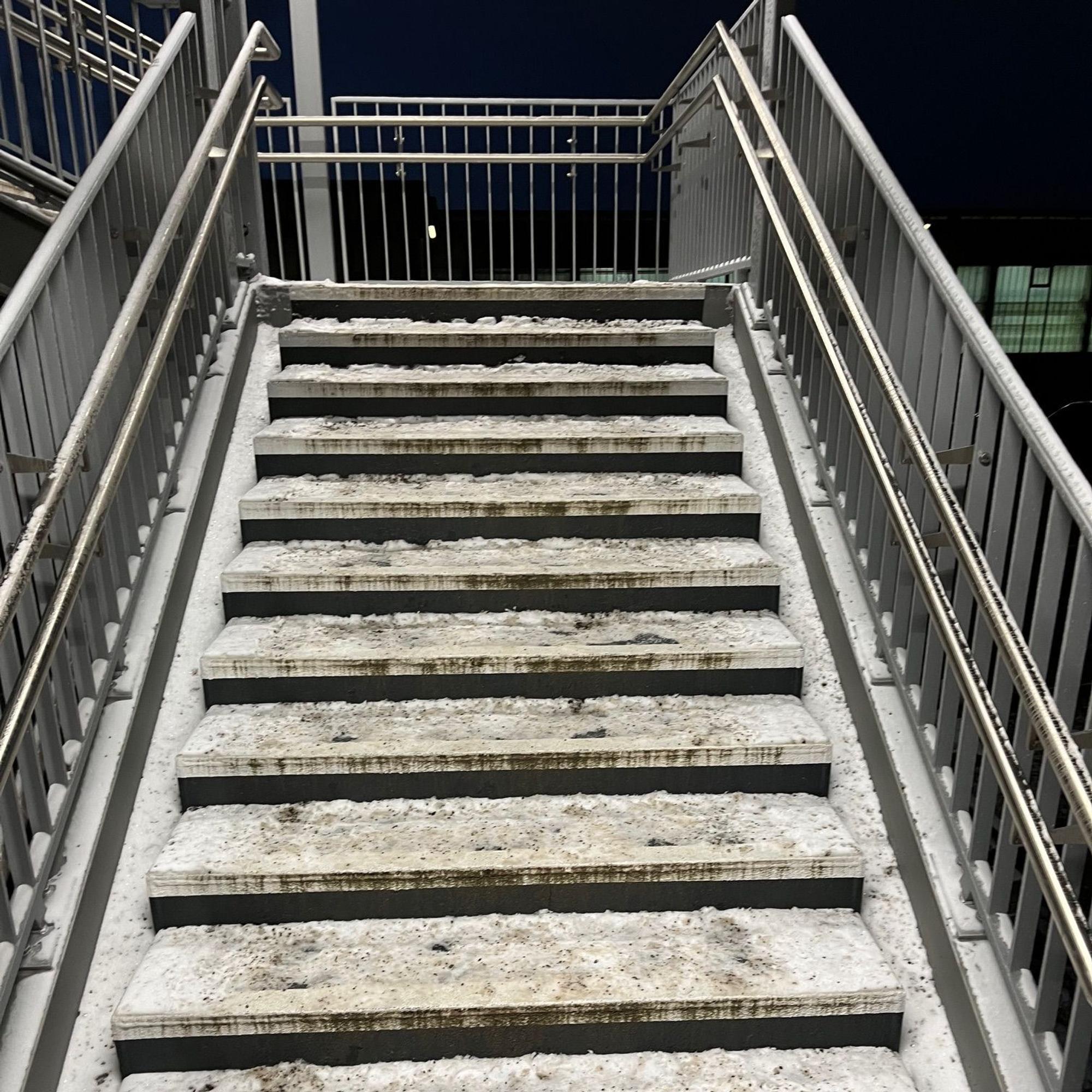 Die Treppe zur Bahnsteigbrücke war am Montag und Dienstag glatt.