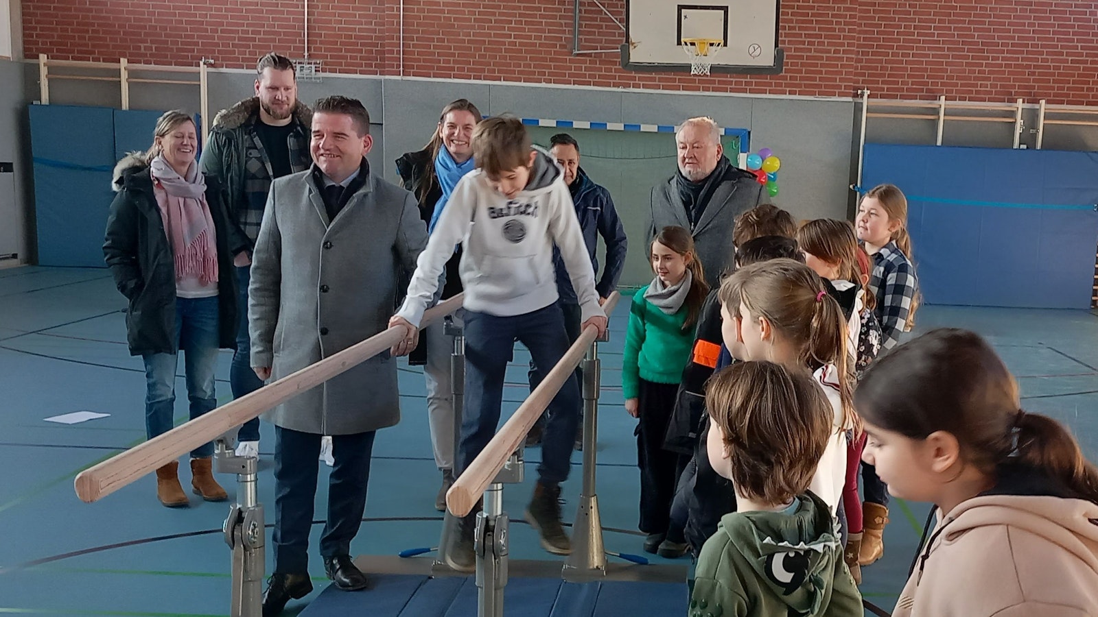 Ein Junge entdeckt den Barren für sich.