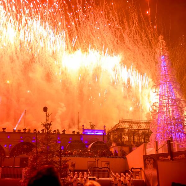 Zu sehen ist ein vom Feuerwerk erleuchteter Himmel über dem Freizeitpark.