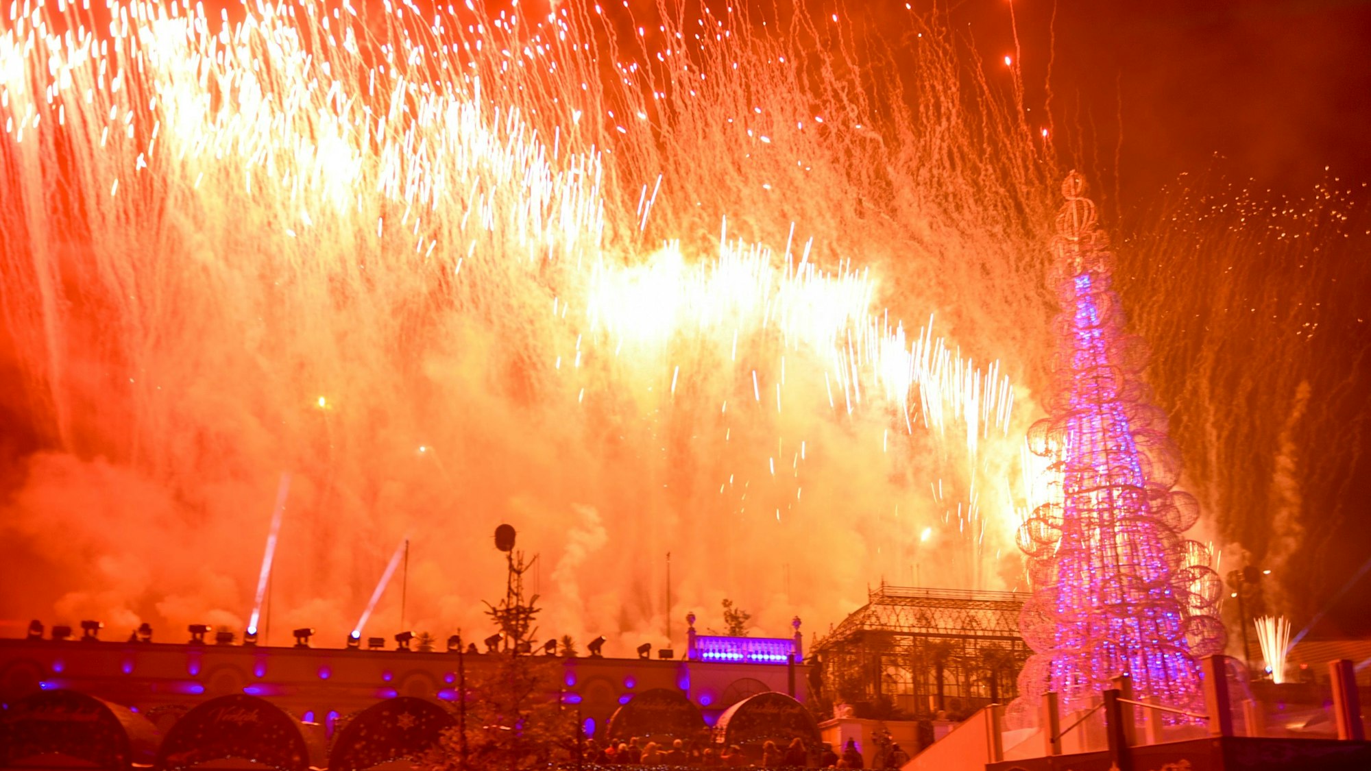 Zu sehen ist ein vom Feuerwerk erleuchteter Himmel über dem Freizeitpark.
