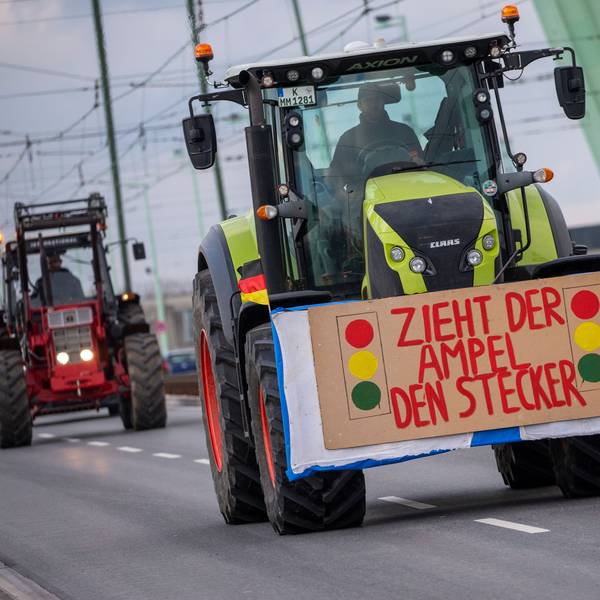 Die Bauern demonstrierten bereits am Montag, hier auf der Severinsbrücke in Köln.