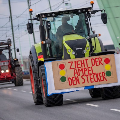 Die Bauern demonstrierten bereits am Montag, hier auf der Severinsbrücke in Köln.