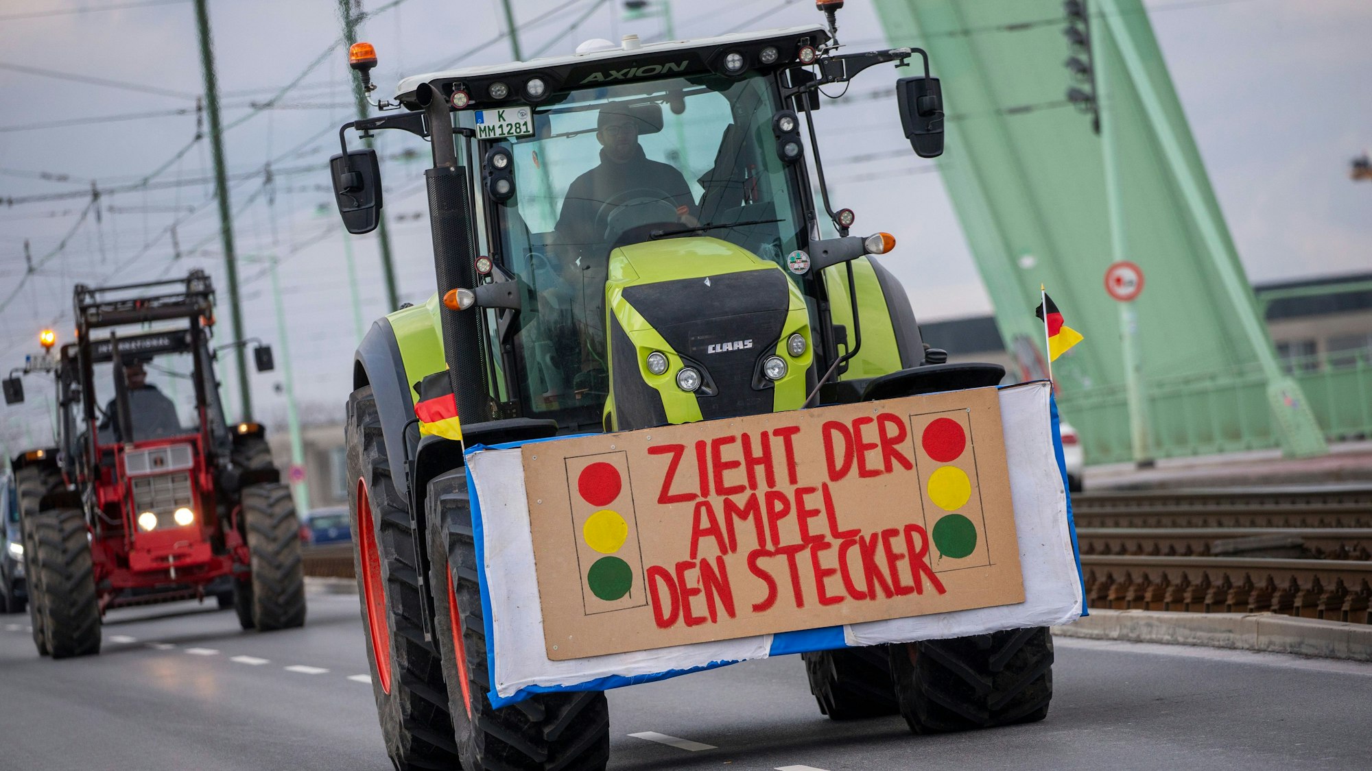 Die Bauern demonstrierten bereits am Montag, hier auf der Severinsbrücke in Köln.