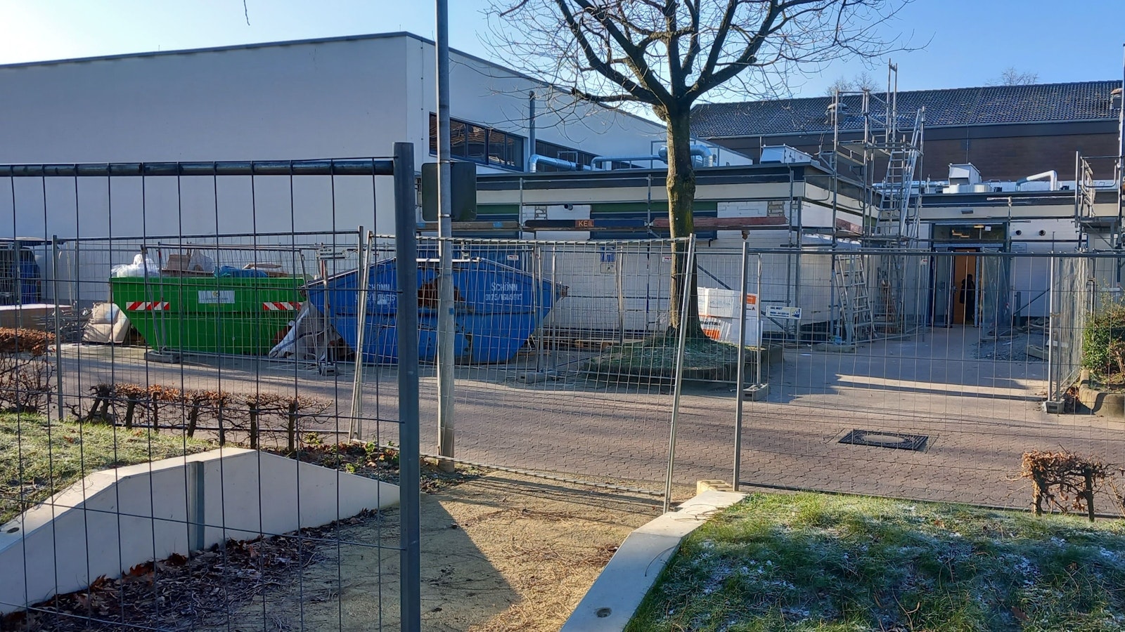 Die Große Halle an der Schützenstraße in Meckenheim ist wieder in Betrieb. Im Vordergrund der Damm zum Hochwasserschutz
