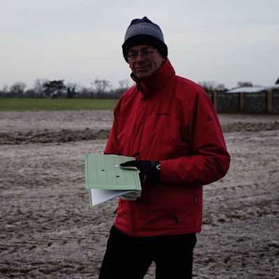 Ortsvorsteher Klaus Ripp vor einem gefrorenen Acker.