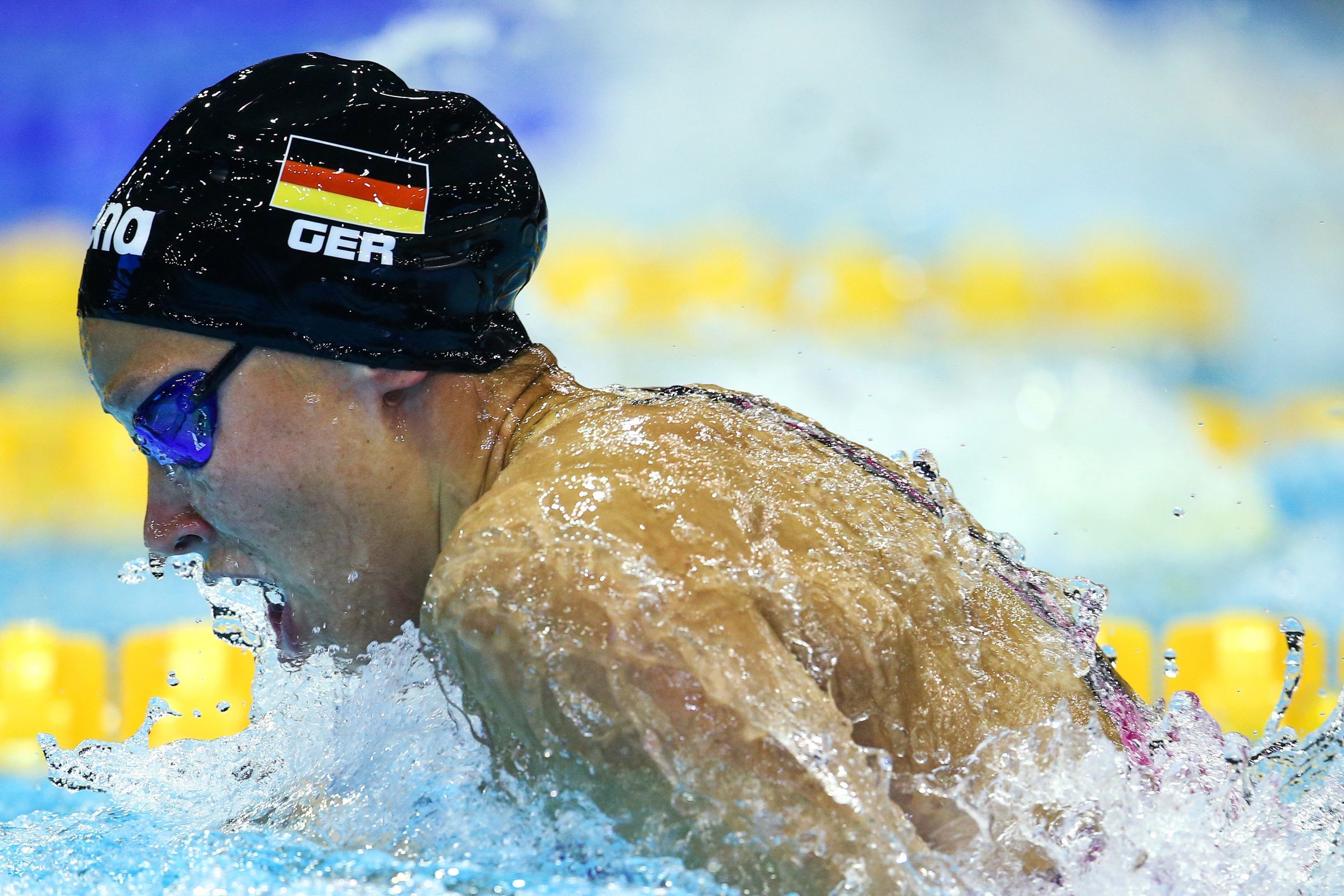 Das Bild zeigt eine Schwimmerin im Becken.