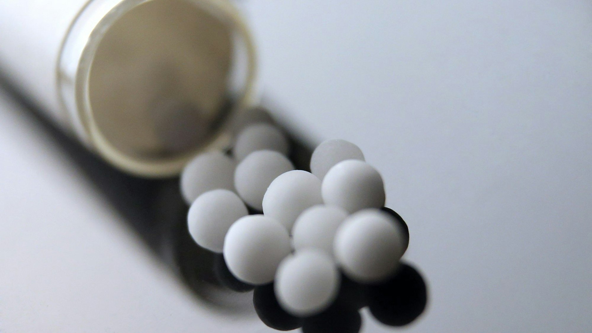 ARCHIV - 07.11.2017, Bayern, Kaufbeuren: Aus einem Röhrchen geschüttete homöopathische Globuli.