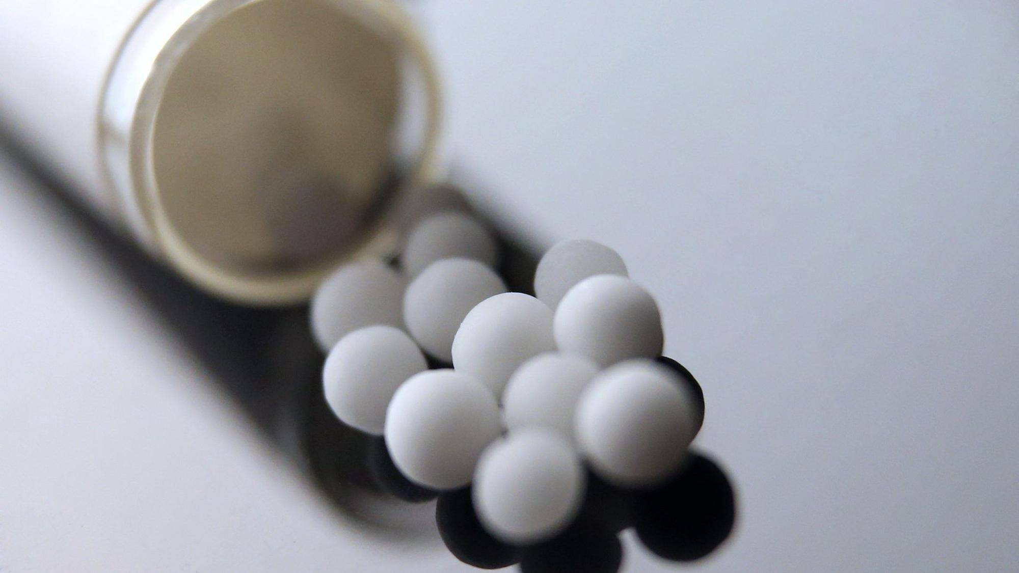 ARCHIV - 07.11.2017, Bayern, Kaufbeuren: Aus einem Röhrchen geschüttete homöopathische Globuli.
