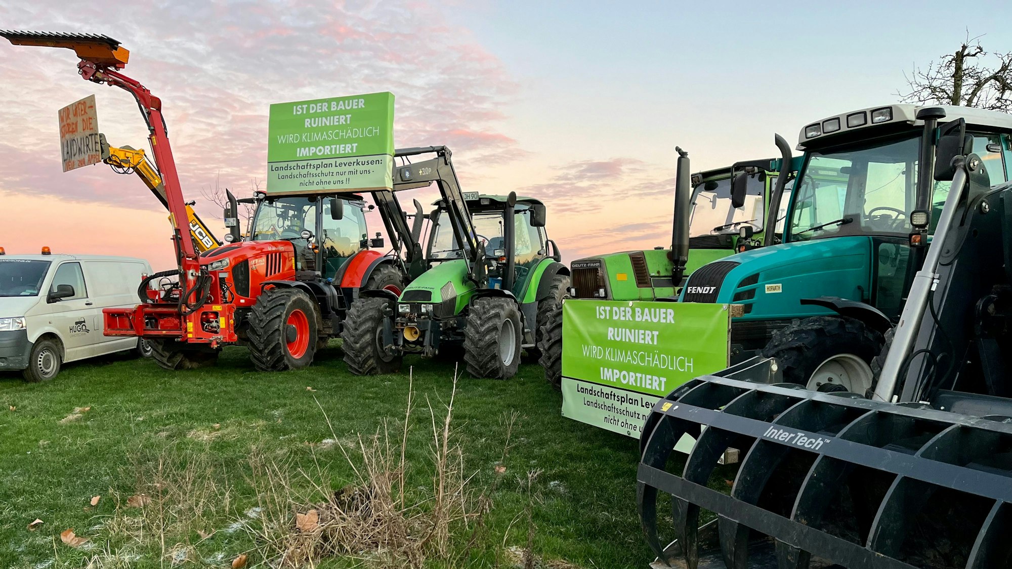 Traktoren mit Protestplakaten in Burscheid