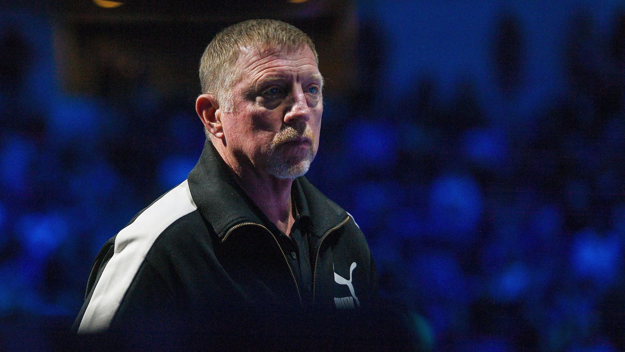 Boris Becker wird bei den Australian Open seinen Schützling Holger Rune nicht vor Ort als Trainer betreuen, sondern von Deutschland aus als Tennis-Experte arbeiten.