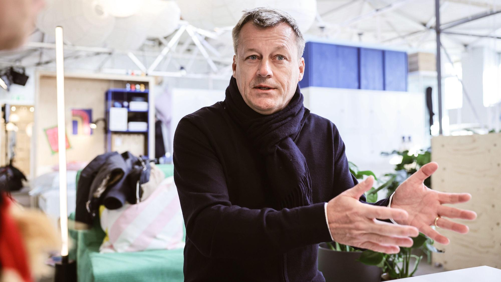 Jesper Brodin, CEO der Ikea-Group, spricht während eines Interviews in einem Ausstellungsraum.