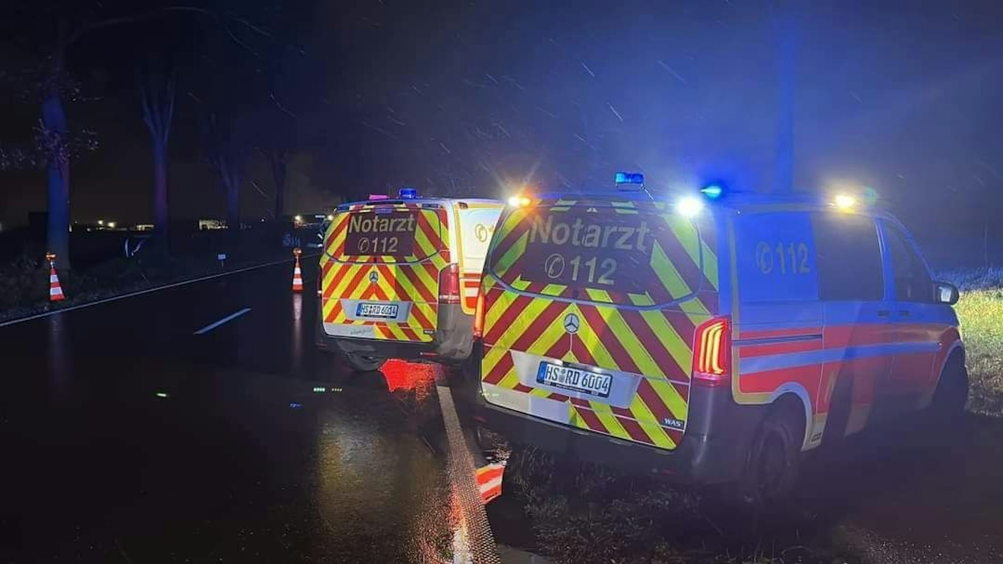 Nordrhein-Westfalen, Selfkant: Rettungsfahrzeuge stehen nahe der Unfallstelle.