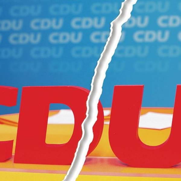 Ein Riss geht durch ein Bild vom Schriftzug CDU bei einem Kreisparteitag der CDU Rhein-Berg.