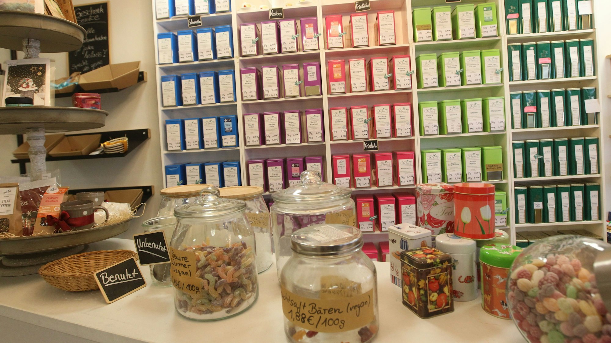 Zahlreiche Teesorten zum individuellen Abpacken stehen in den Regalen.