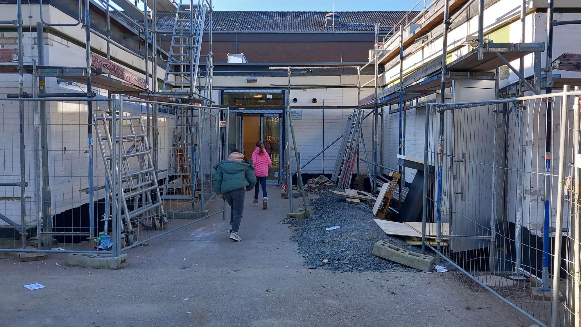 Die Große Halle an der Schützenstraße in Meckenheim ist wieder in Betrieb. Das Umfeld ist jedoch noch Baustelle.
