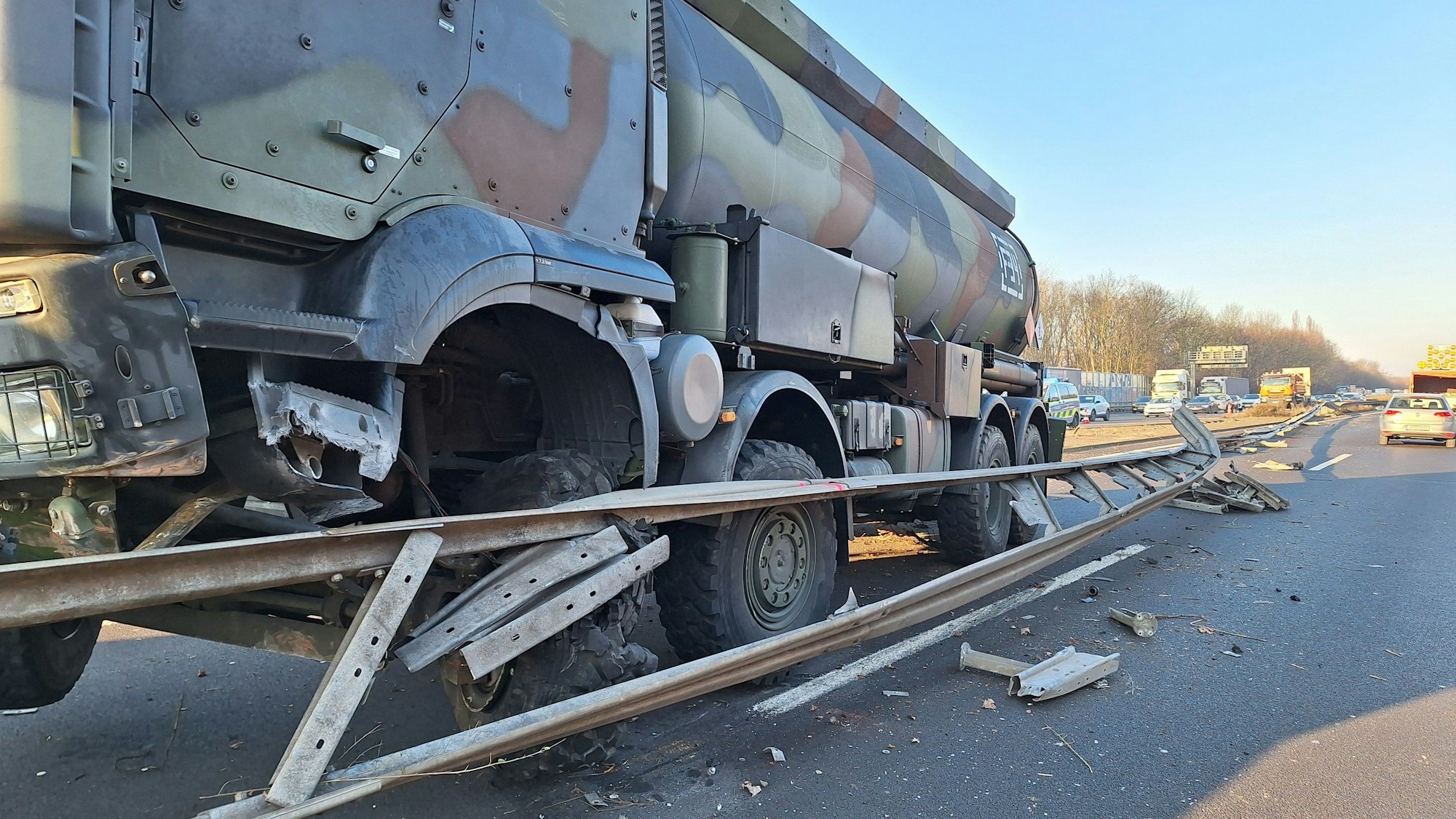 Auf der Gegenfahrbahn: Der Bundeswehrlaster auf der A 4.