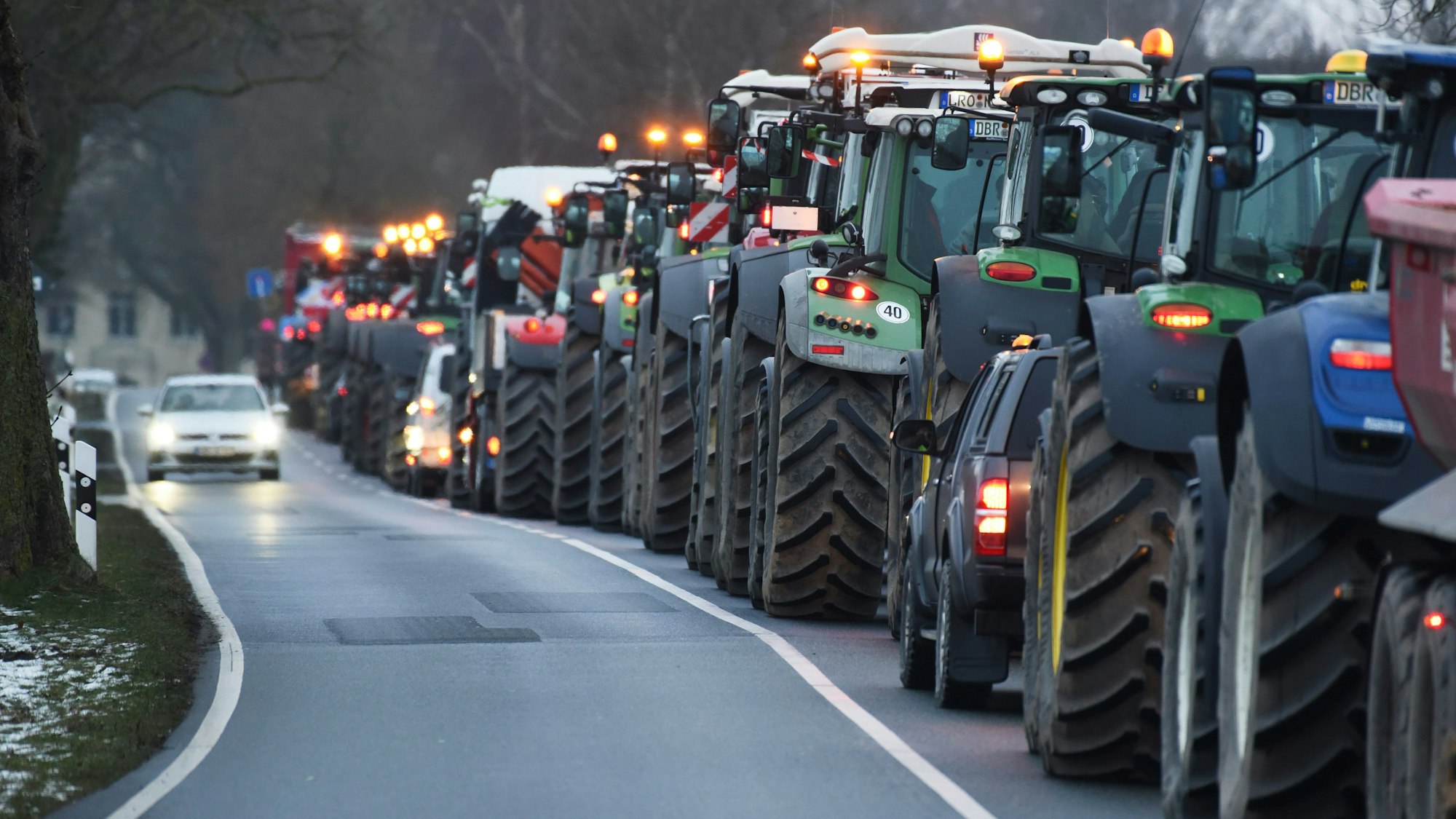 11.01.2024, Mecklenburg-Vorpommern, Dummerstorf: Hunderte Traktoren stehen auf einer Protestkundgebung