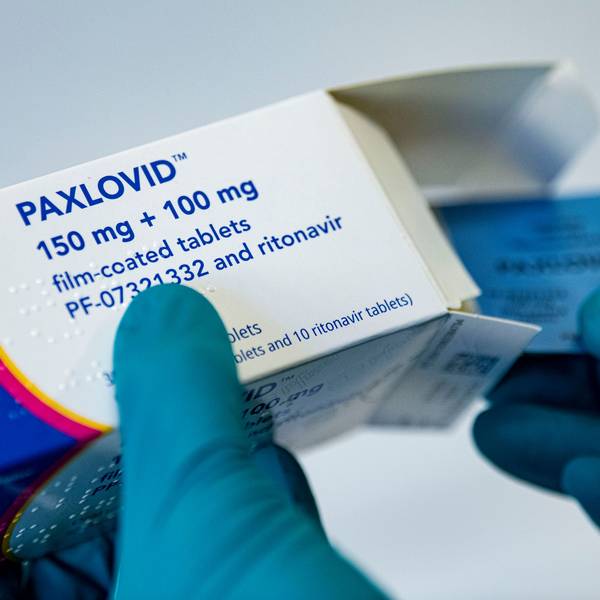 Eine Person hält das Medikament Paxlovid vom US-Pharmakonzern Pfizer gegen Covid-19 in den Händen.