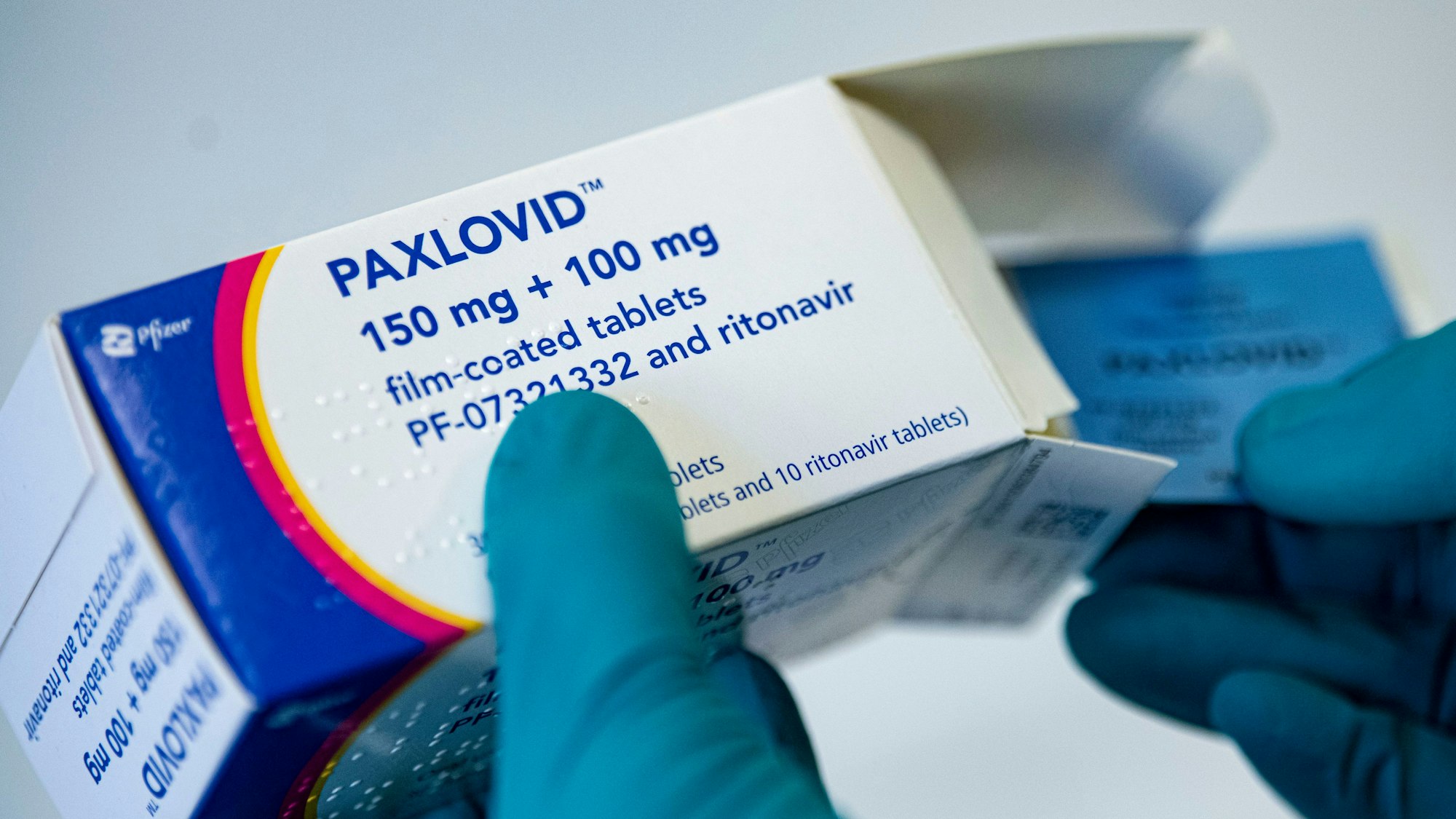 Eine Person hält das Medikament Paxlovid vom US-Pharmakonzern Pfizer gegen Covid-19 in den Händen.