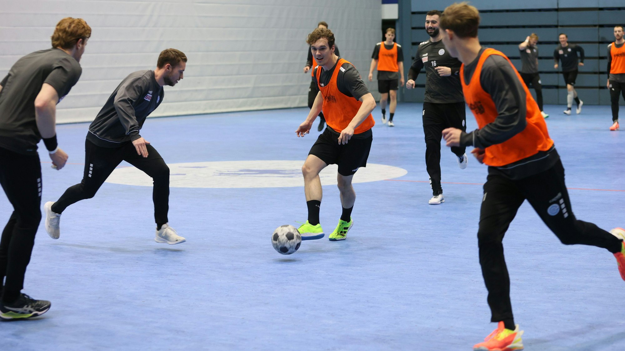 Die VfL-Handballer spielen Fußball.