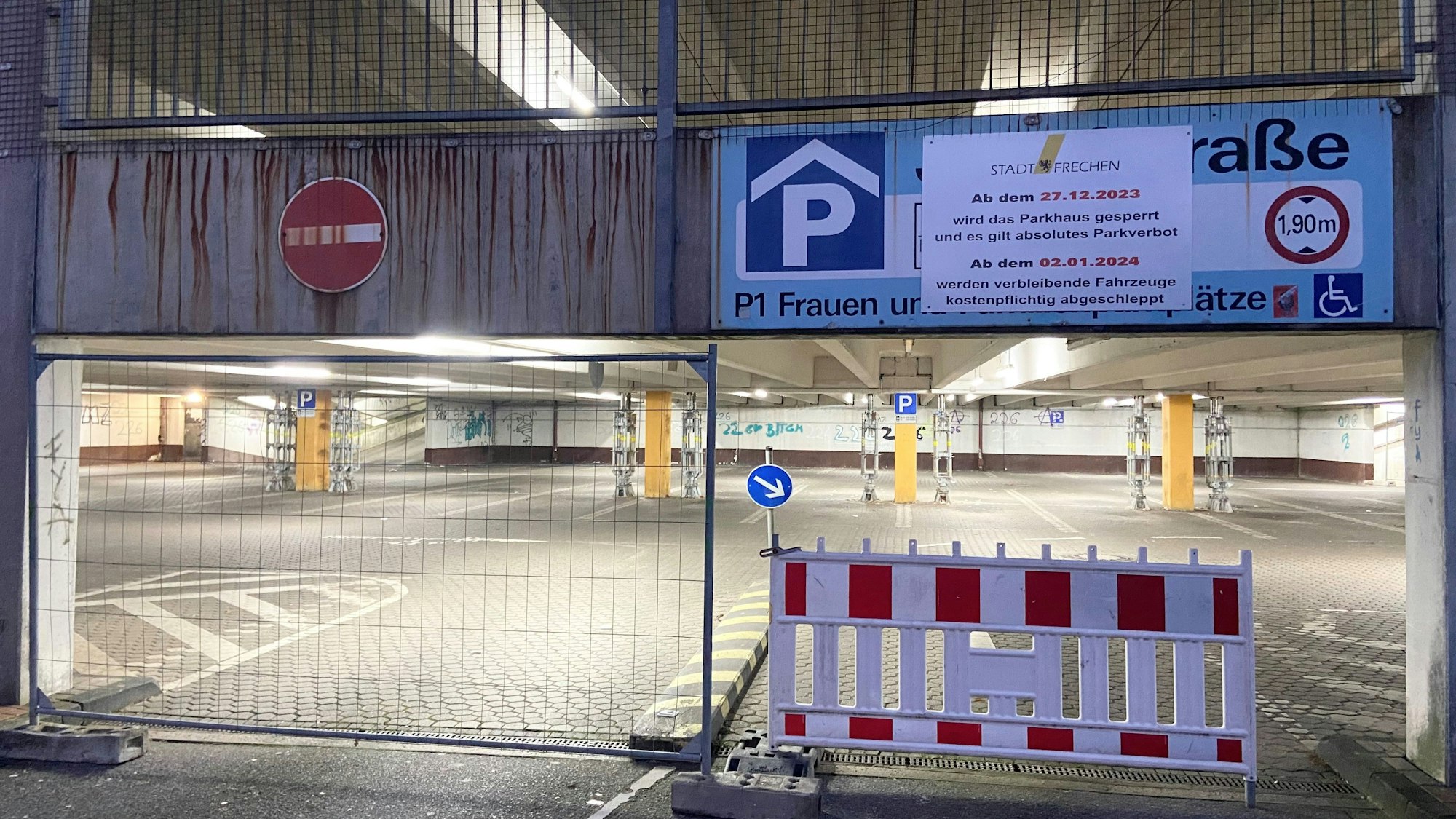 Auf dem Bild ist das marode Parkhaus zu sehen.