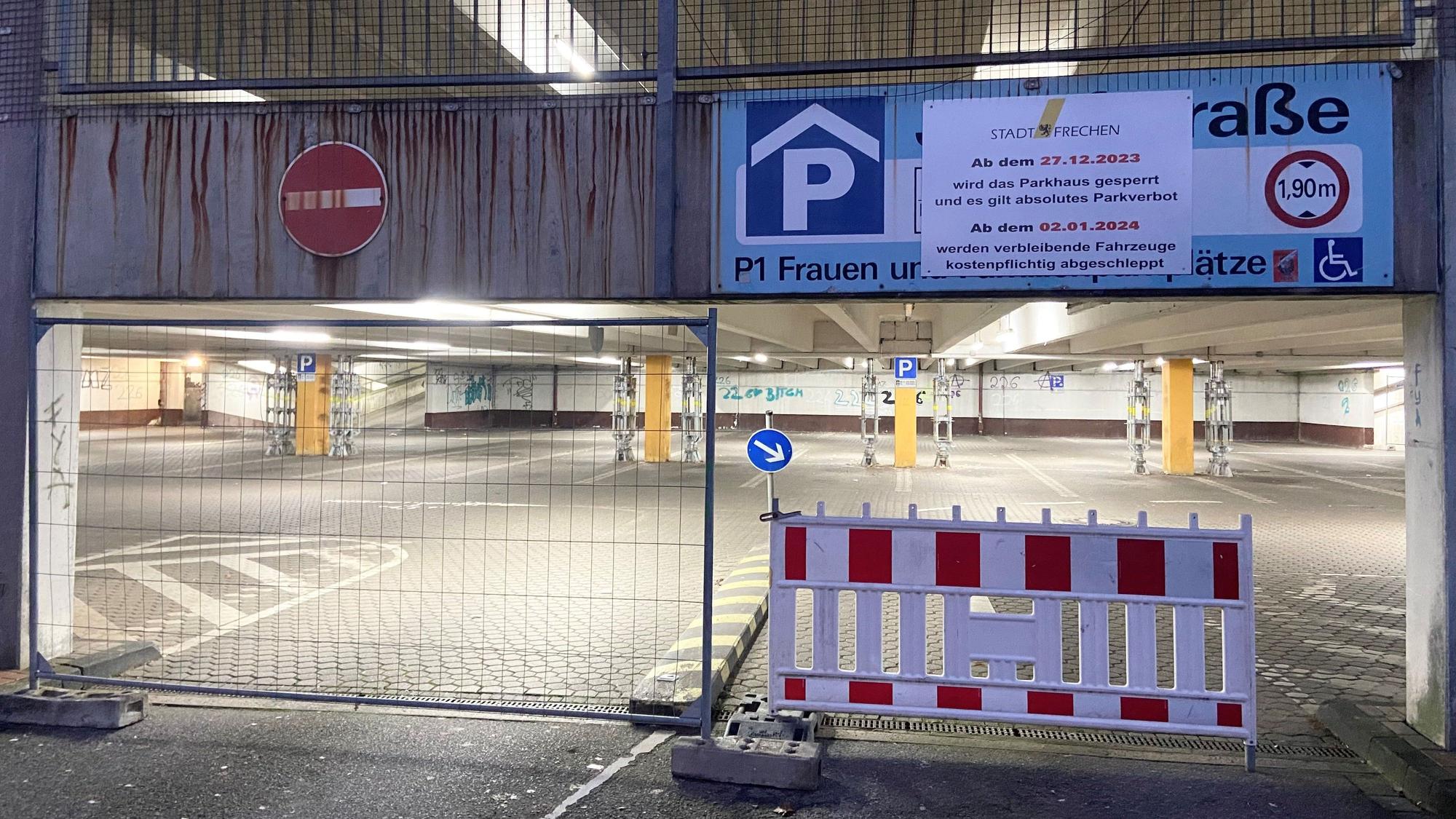 Auf dem Bild ist das gesperrte Parkhaus zu sehen.
