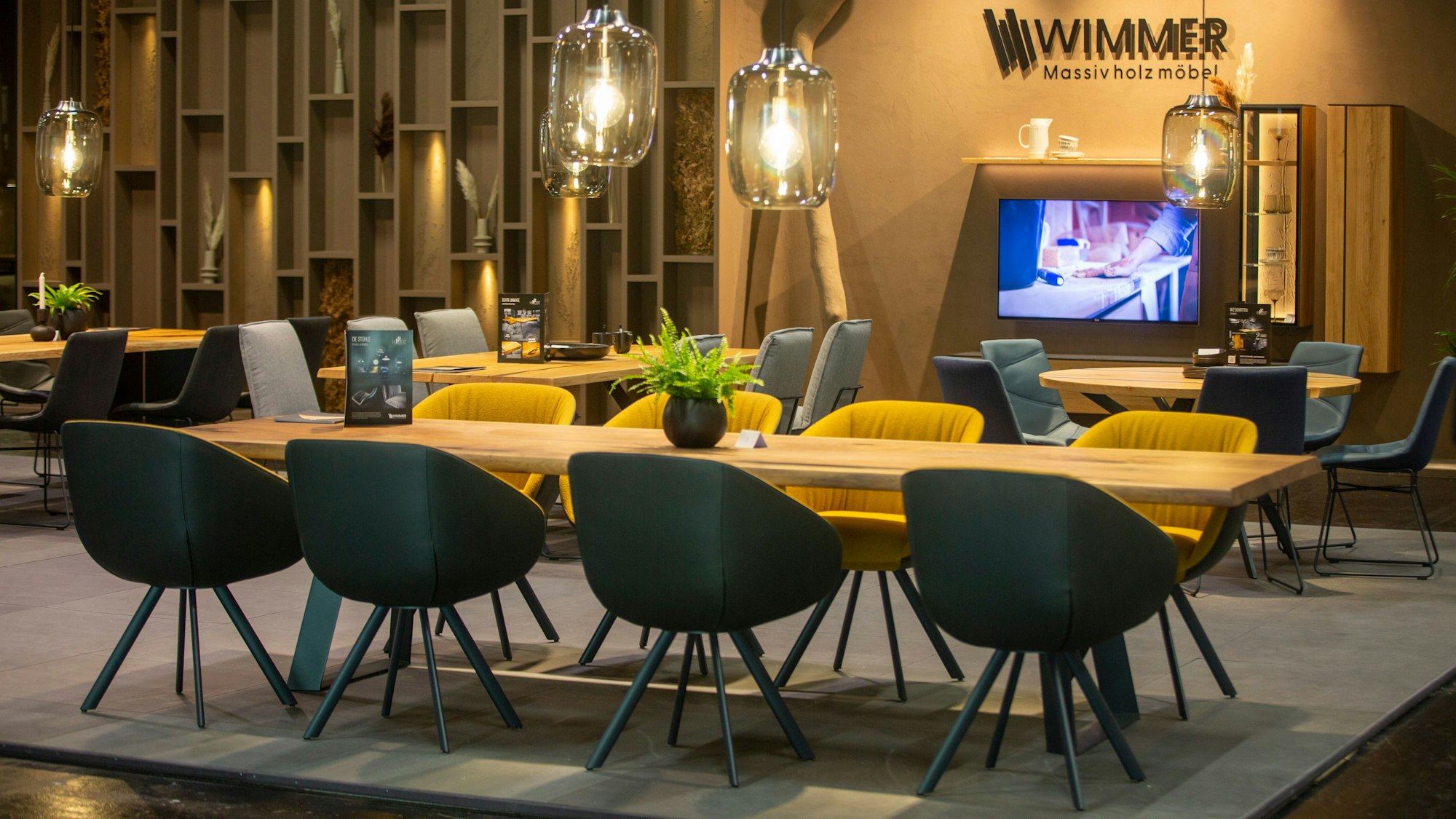 Auf der Möbelmesse zeigt die Branche ihre aktuellen Trends, wie hier im Jahr 2023.