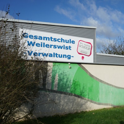 Das Bild zeigt die Gesamtschule Weilerswist von der Martin-Luther-Straße aus.