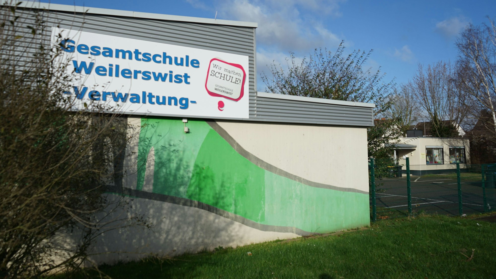 Das Bild zeigt die Gesamtschule Weilerswist von der Martin-Luther-Straße aus.