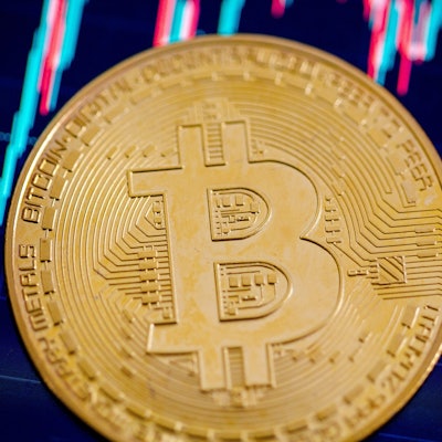 Die US-Börsenaufsicht SEC hat nach langem Zögern nun doch grünes Licht für Bitcoin-ETFs gegeben.